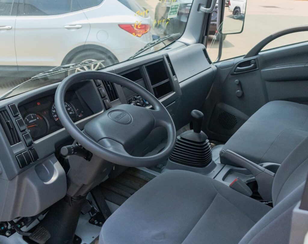 1-ISUZU NPR 71H 4.5L Cargo Truck MT Gasoleo