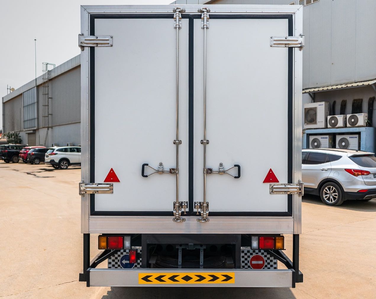 Isuzu NPR 71H 4.5L Cargo Truck MT Gasoleo | Compre seu carro novo👍️.