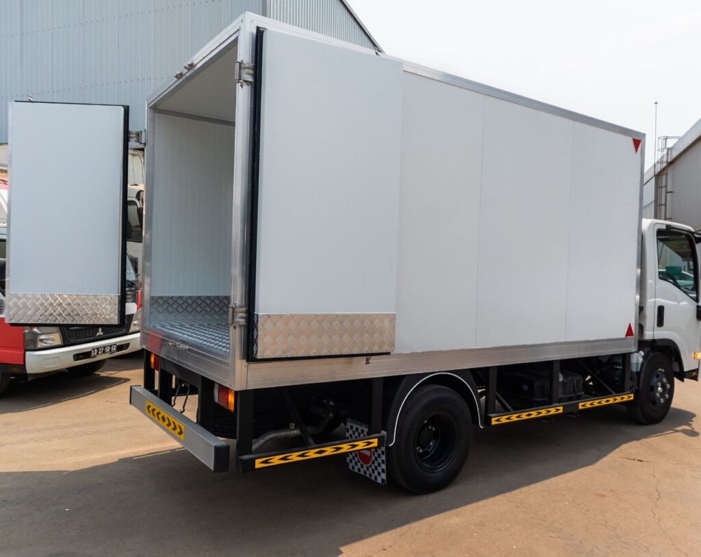 1-ISUZU NPR 71H 4.5L Cargo Truck MT Gasoleo | venda de carros Luanda Angola